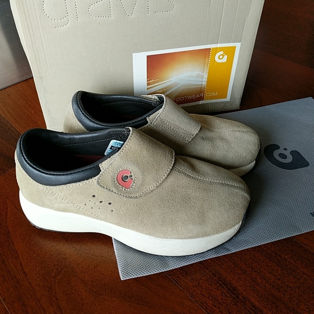 Minimalist suede velcro sneakers with thick sole